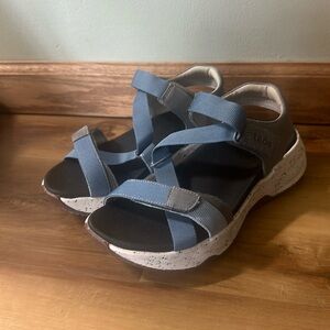 Super Z täōs sandals size 8 in blue and gray with white platform